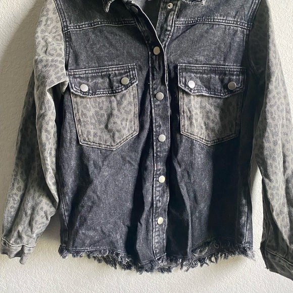 VEVERET CONTRAST LEOPARD PRINT DENIM RAW HEM EDGY GOTH MOBWIFE SHACKET JACKET S - Picture 2 of 13